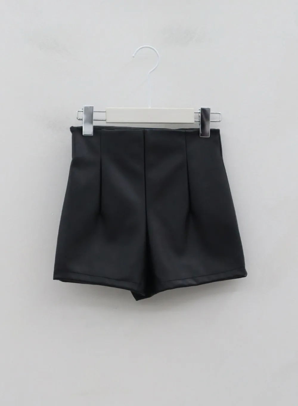 Faux Leather Bending Shorts IS15