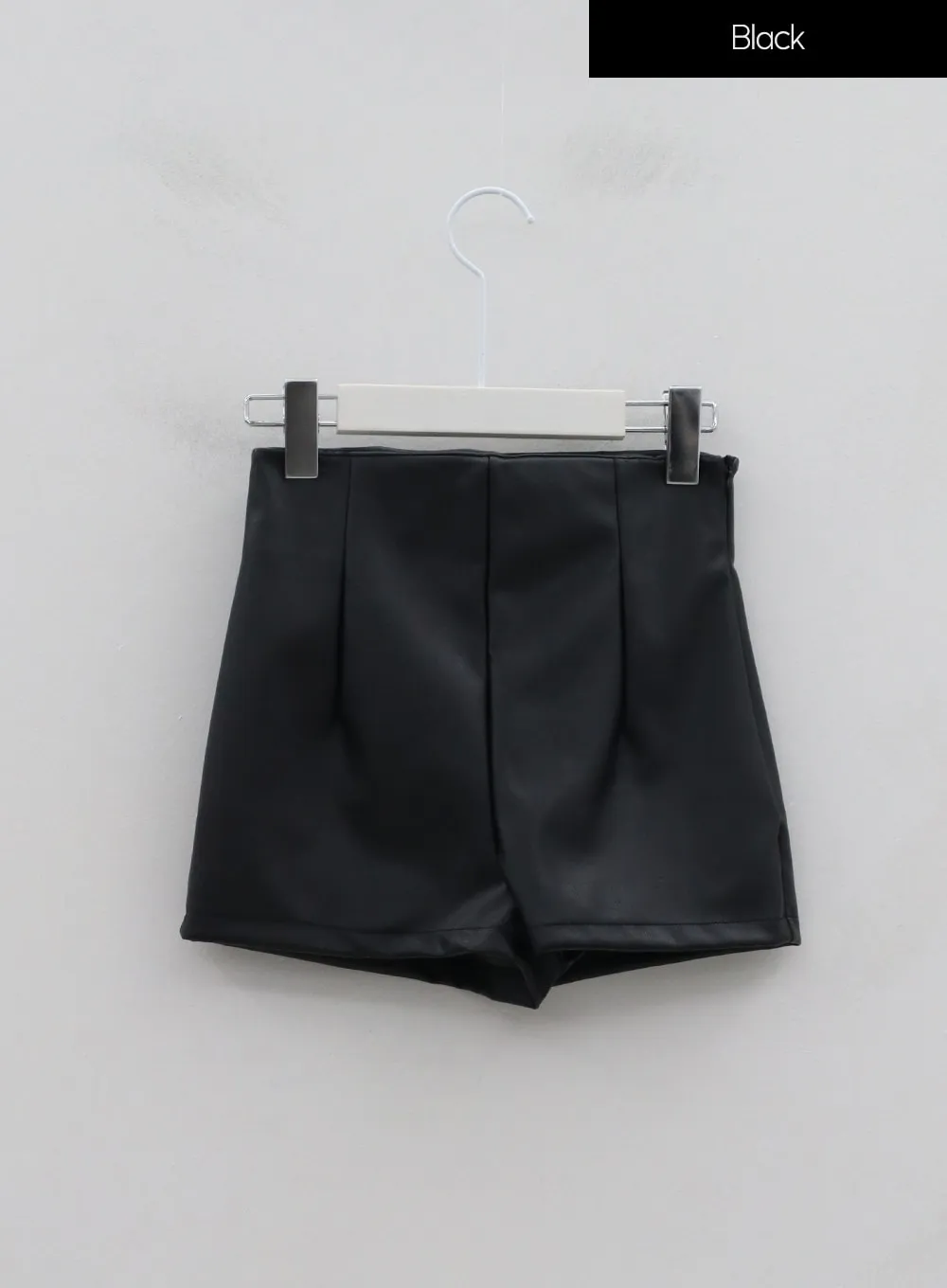 Faux Leather Bending Shorts IS15